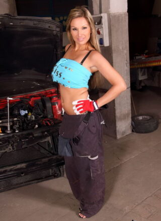 Carol Goldnerova - Mechanic
