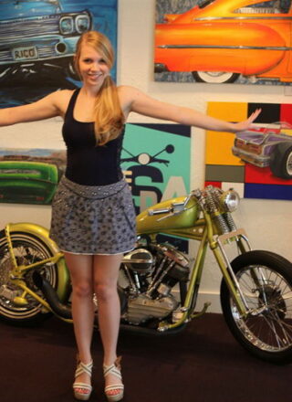 Taylor True Teases You In An Art Gallery