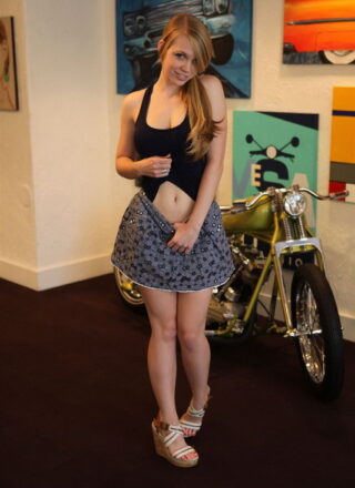 Taylor True Teases You In An Art Gallery