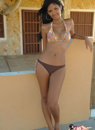 Karla Spice Show The Natural Beauty Of Her Body Under That Bikini