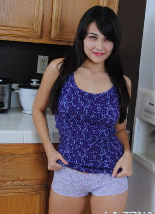 La Zona Modelos: Sophia Spreads Her Pussy On The Countertops Of Her Kitchen