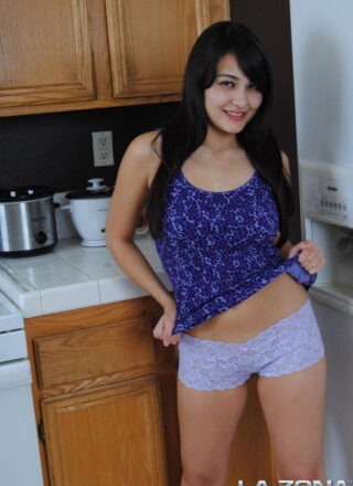 La Zona Modelos: Sophia Spreads Her Pussy On The Countertops Of Her Kitchen