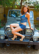 Cosmid: Tessa - Chicks Love Jeeps
