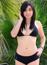 La Zona Modelos: Zoe Martinez Slips Off Her Black Bikini