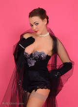 Pin-up Wow: Curvy Jodie Gasson Stripteases From Corset, Lingerie And Stockings