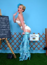 Pin-up Wow: Hannah B - They’re Off!