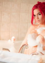 Harley Rose Plays In The Tub And Pours Hot Wax On Her Tits