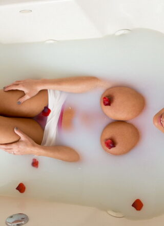 Nikki Sims Wishes Everyone A Happy Valentines Day