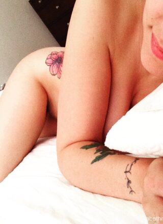Elizabeth Marxs - Selfies