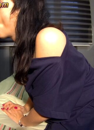 Mayas Handjobs: 2 Cumshots Through Gloryhole