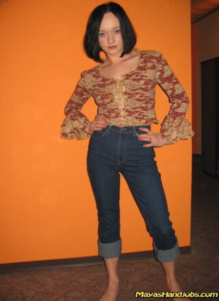 Mayas Handjobs: Maya posing in Jeans