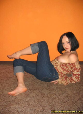 Mayas Handjobs: Maya posing in Jeans