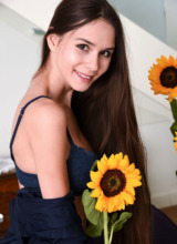 Zishy: Leona Mia Slim Girl with Sunflowers 3
