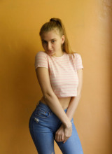 Zishy: Regan Budimir in Jeans 1