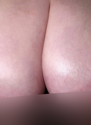 Pinup Files: Kelly Melons - Black Shine Oil
